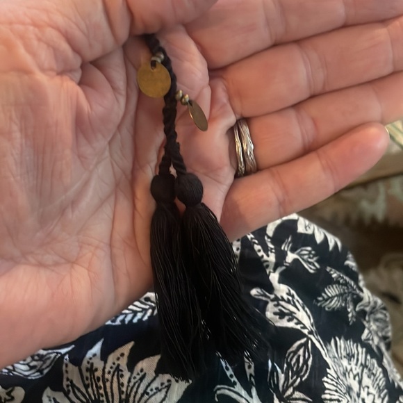 LUCKY BRAND Large Boho top. Excellent like new condition.black and cream floral - Picture 7 of 10